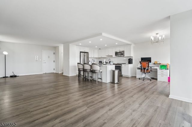 1 Claridge Dr 726, Verona Twp., NJ 07044