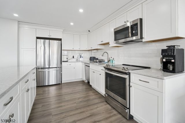 1 Claridge Dr 726, Verona Twp., NJ 07044