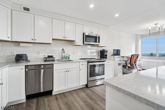 1 Claridge Dr 726, Verona Twp., NJ 07044