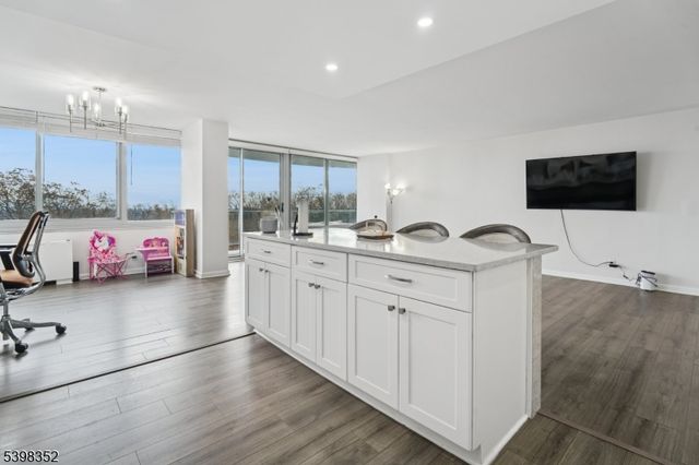 1 Claridge Dr 726, Verona Twp., NJ 07044