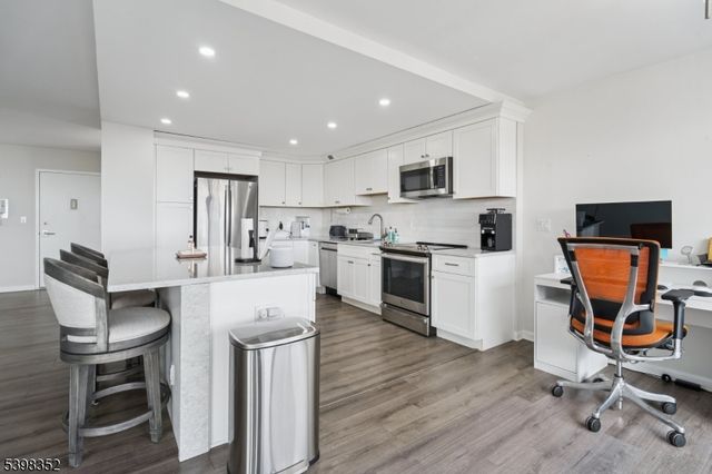 1 Claridge Dr 726, Verona Twp., NJ 07044