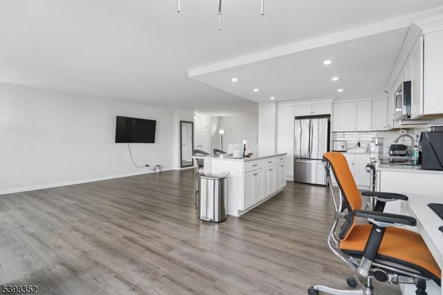 1 Claridge Dr 726, Verona Twp., NJ 07044