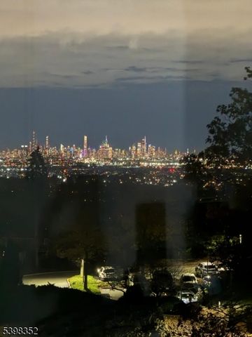 1 Claridge Dr 726, Verona Twp., NJ 07044