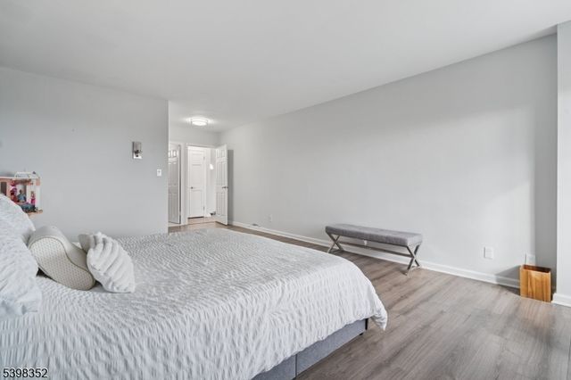 1 Claridge Dr 726, Verona Twp., NJ 07044