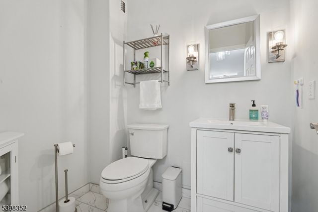 1 Claridge Dr 726, Verona Twp., NJ 07044