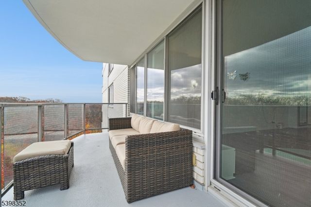 1 Claridge Dr 726, Verona Twp., NJ 07044