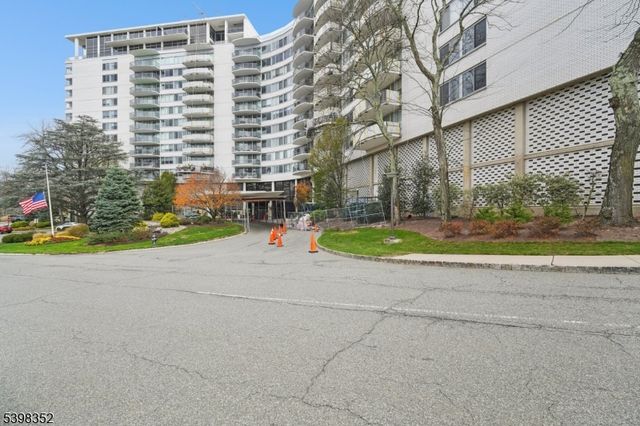 1 Claridge Dr 726, Verona Twp., NJ 07044