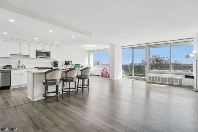 1 Claridge Dr 726, Verona Twp., NJ 07044