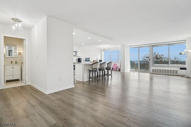 1 Claridge Dr 726, Verona Twp., NJ 07044