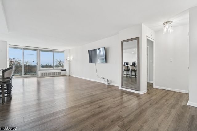 1 Claridge Dr 726, Verona Twp., NJ 07044