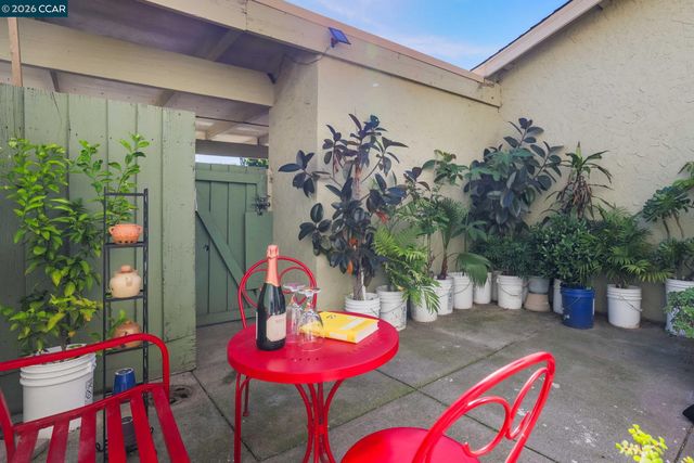 61 Meadowbrook Cir, Pittsburg, CA 94565