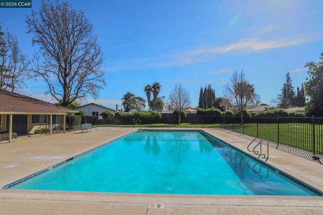 61 Meadowbrook Cir, Pittsburg, CA 94565