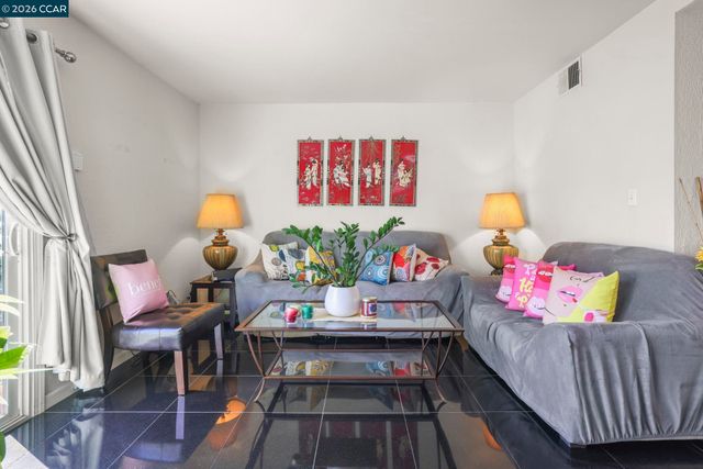 61 Meadowbrook Cir, Pittsburg, CA 94565