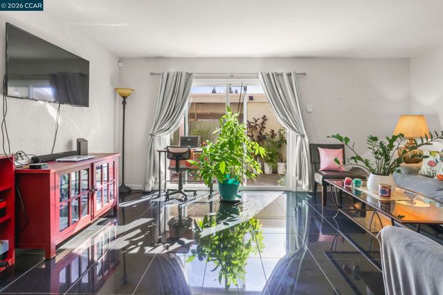 61 Meadowbrook Cir, Pittsburg, CA 94565