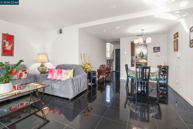 61 Meadowbrook Cir, Pittsburg, CA 94565