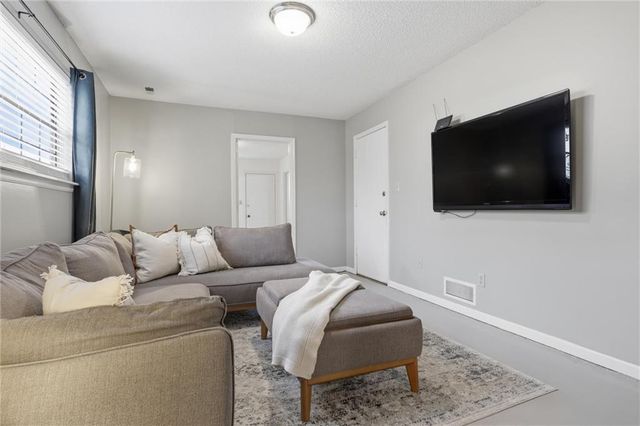 8671 N Hull Avenue, Kansas City, MO 64154