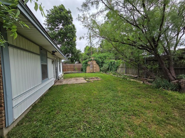 1613 S Bent Tree Trail, Grand Prairie, TX 75052