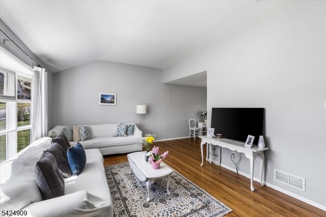 15 Beechwood Dr, Roxbury Twp., NJ 07876