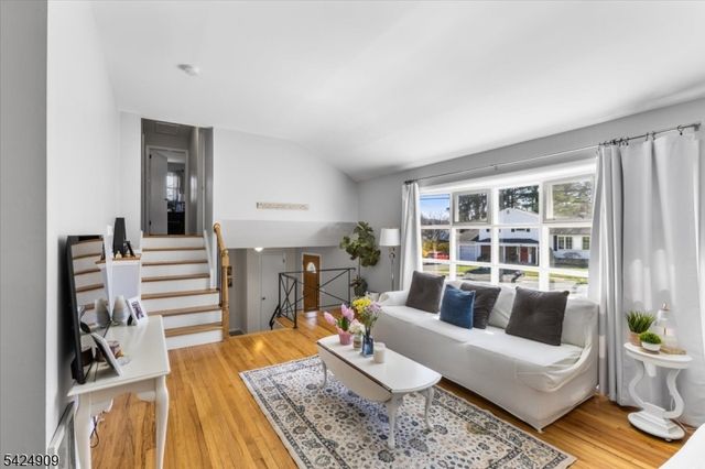 15 Beechwood Dr, Roxbury Twp., NJ 07876