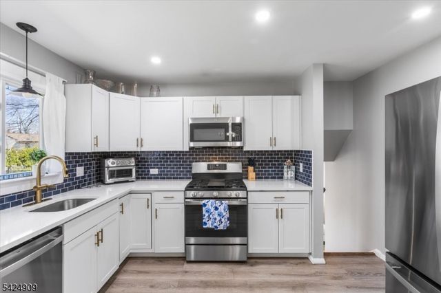 15 Beechwood Dr, Roxbury Twp., NJ 07876