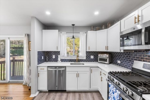 15 Beechwood Dr, Roxbury Twp., NJ 07876