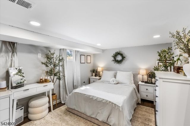 15 Beechwood Dr, Roxbury Twp., NJ 07876