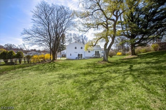 15 Beechwood Dr, Roxbury Twp., NJ 07876