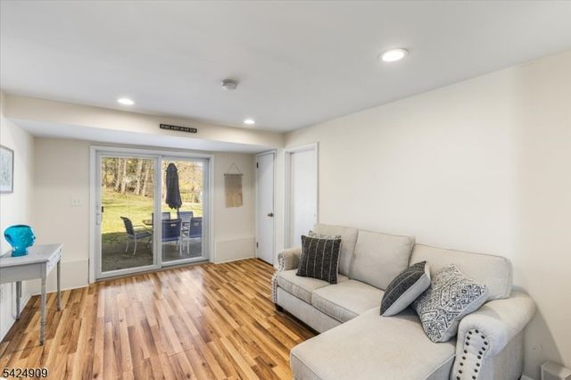 15 Beechwood Dr, Roxbury Twp., NJ 07876