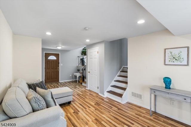 15 Beechwood Dr, Roxbury Twp., NJ 07876