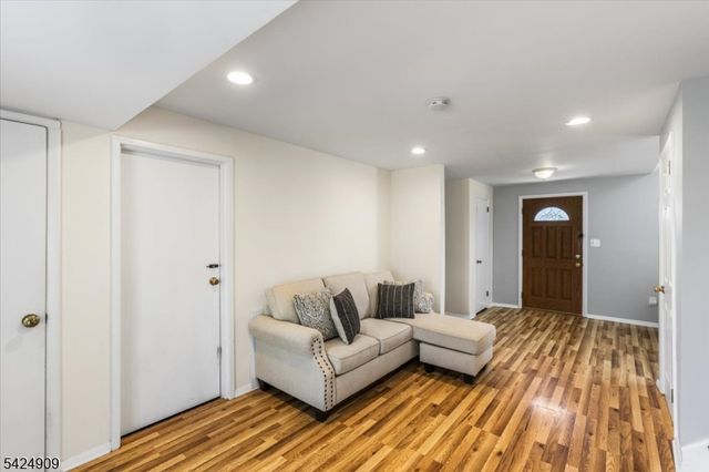 15 Beechwood Dr, Roxbury Twp., NJ 07876