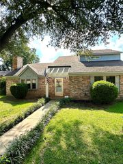 704 Matthews Court, Arlington, TX 76012