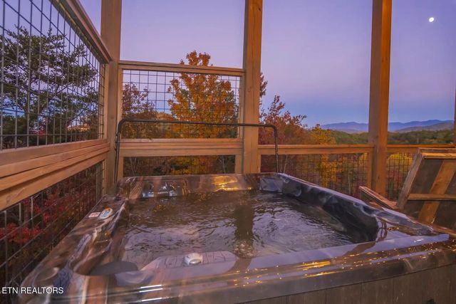 2943 Lightning Strike Dr, Sevierville, TN 37862