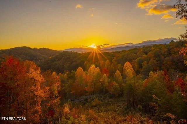 2943 Lightning Strike Dr, Sevierville, TN 37862