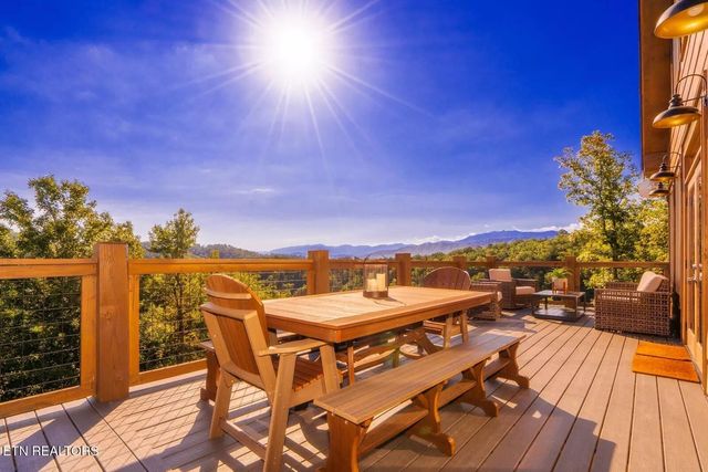 2943 Lightning Strike Dr, Sevierville, TN 37862