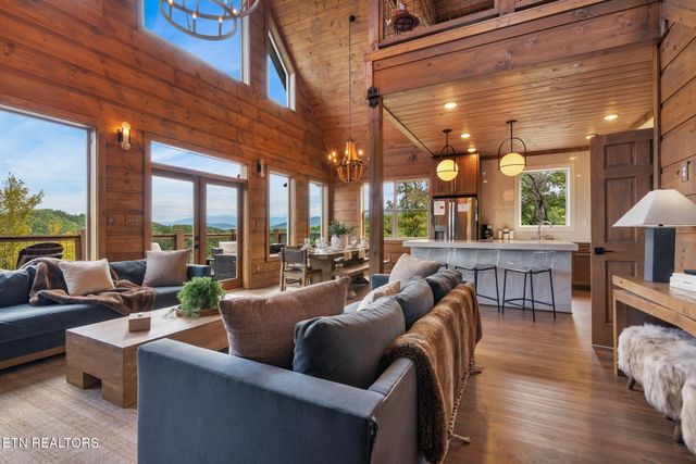 2943 Lightning Strike Dr, Sevierville, TN 37862