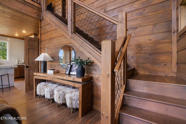 2943 Lightning Strike Dr, Sevierville, TN 37862