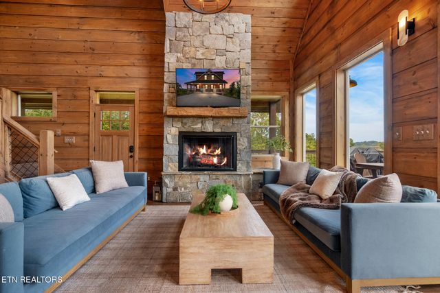 2943 Lightning Strike Dr, Sevierville, TN 37862