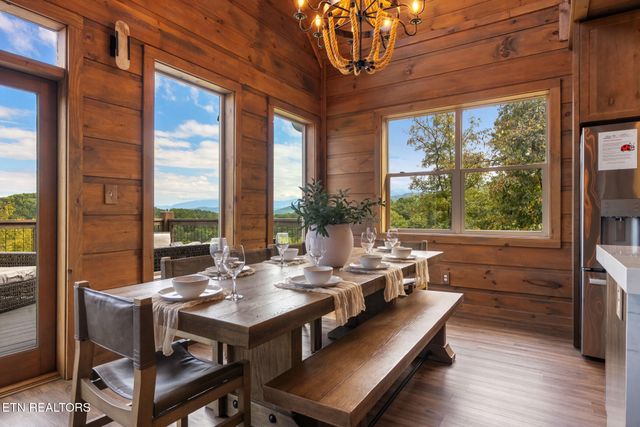 2943 Lightning Strike Dr, Sevierville, TN 37862