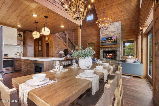 2943 Lightning Strike Dr, Sevierville, TN 37862