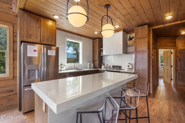 2943 Lightning Strike Dr, Sevierville, TN 37862