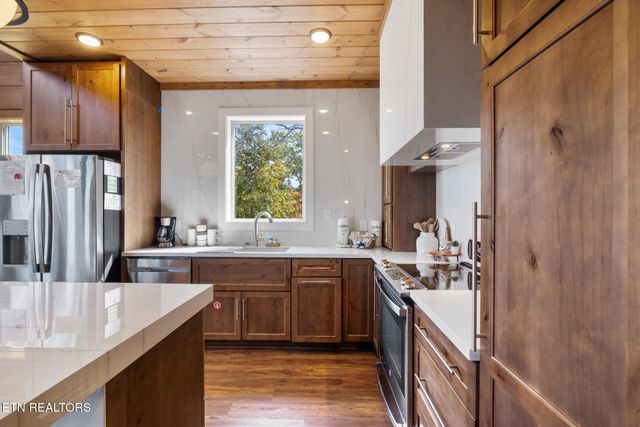 2943 Lightning Strike Dr, Sevierville, TN 37862