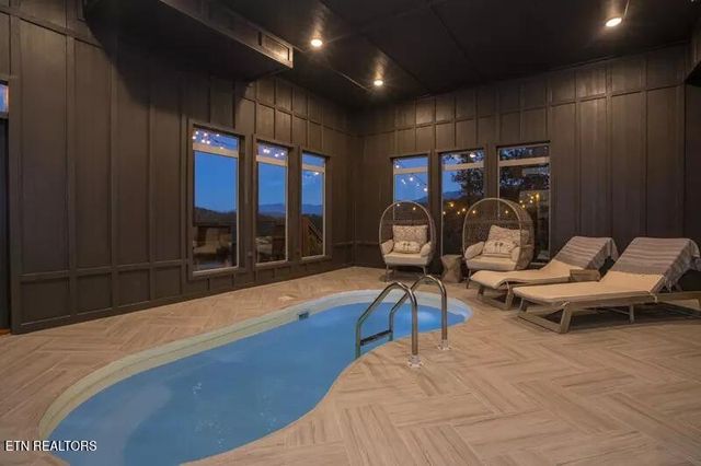 2943 Lightning Strike Dr, Sevierville, TN 37862