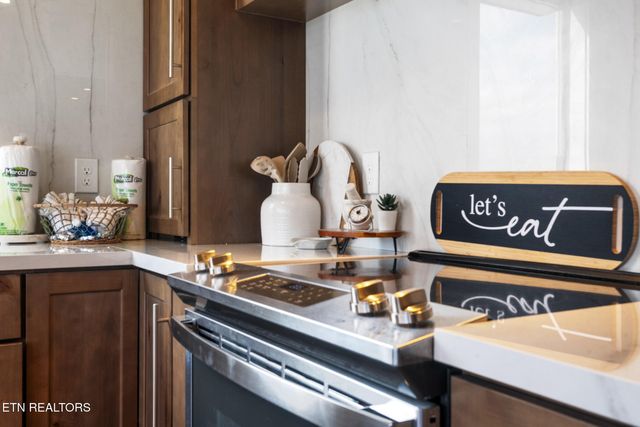 2943 Lightning Strike Dr, Sevierville, TN 37862