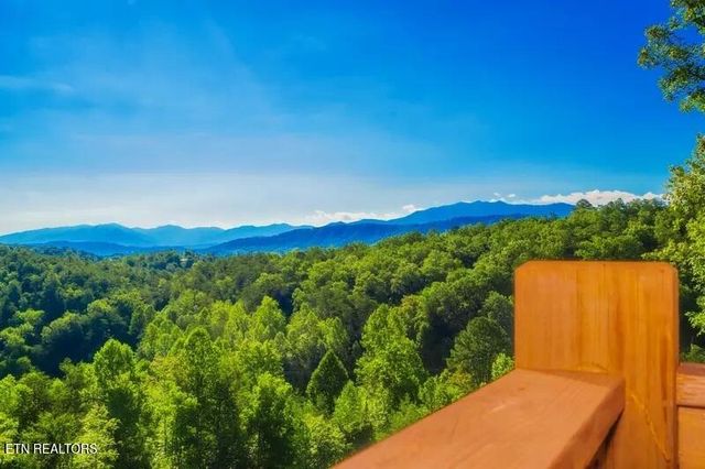 2943 Lightning Strike Dr, Sevierville, TN 37862