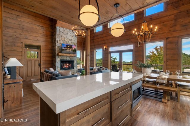 2943 Lightning Strike Dr, Sevierville, TN 37862