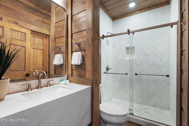 2943 Lightning Strike Dr, Sevierville, TN 37862