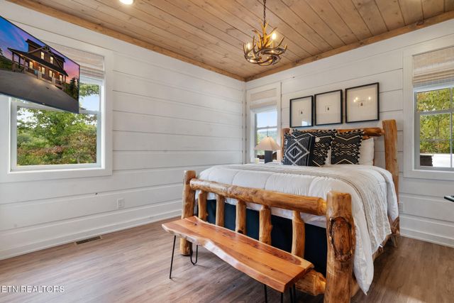 2943 Lightning Strike Dr, Sevierville, TN 37862