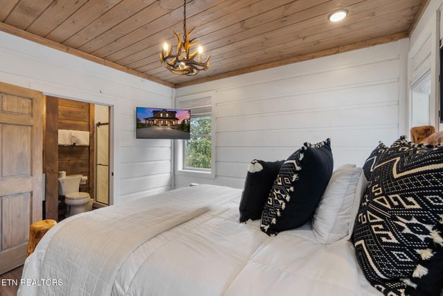 2943 Lightning Strike Dr, Sevierville, TN 37862