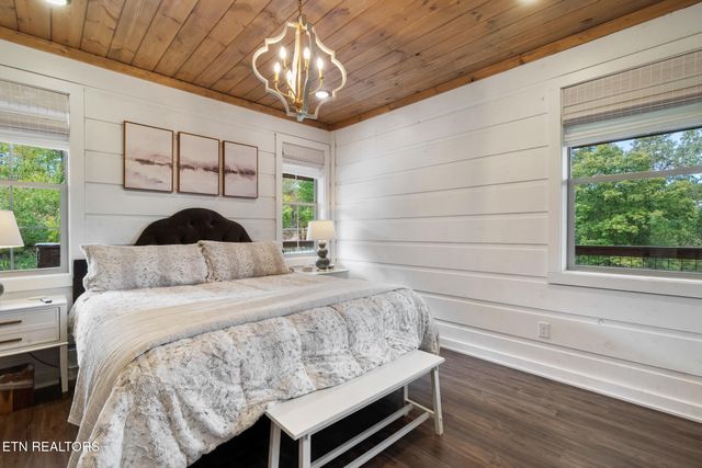 2943 Lightning Strike Dr, Sevierville, TN 37862