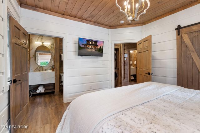 2943 Lightning Strike Dr, Sevierville, TN 37862